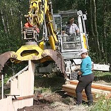 Maßnahmen im Torfstich 1: Einbau Holzspundwand mit Lehmschürze auf 135 Meter Länge im Oktober 2016.