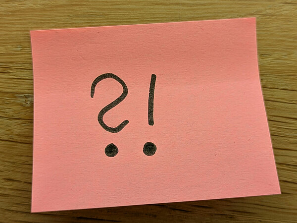 Frage- und Ausrufezeichen.