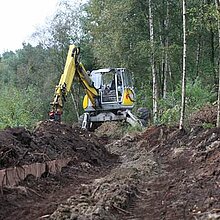Maßnahmen am Torfstich 1: Übererdung Spundwand mit zuvor ausgekoffertem Torfmaterial.