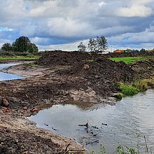 Renaturierung mit Uferabflachung und Laufverlängerung der Berkel bei Lutum, Billerbeck (2023-24). Kurz vor Anschluss eines neu angelegten Bachbettes (links im Bild).
