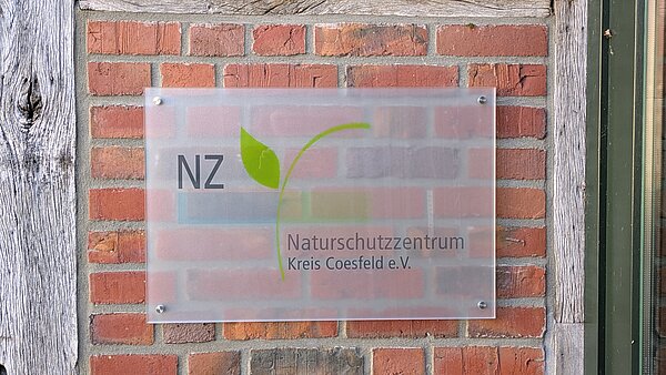 Eingangsschild am Naturschutzzentrum